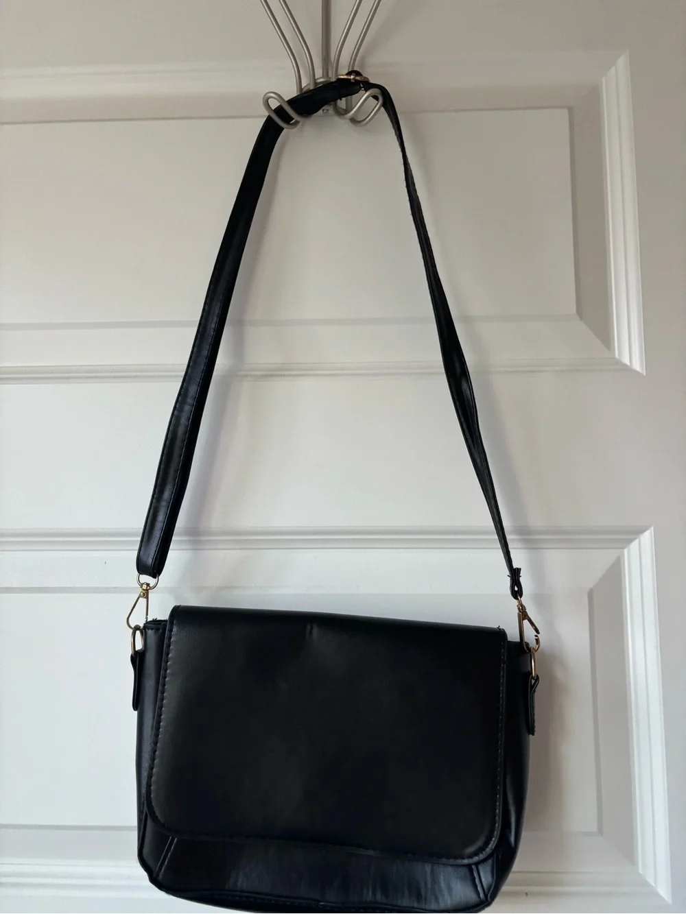 Classic Black Crossbody Shoulder Bag - Sleek Everyday Carry